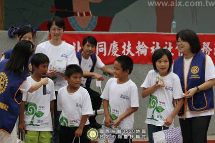 許醫師與扶輪社友與小朋友有獎徵答